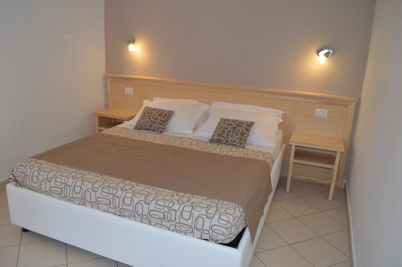 Guest Rooms Affittacamere Сан-Теодоро Екстер'єр фото