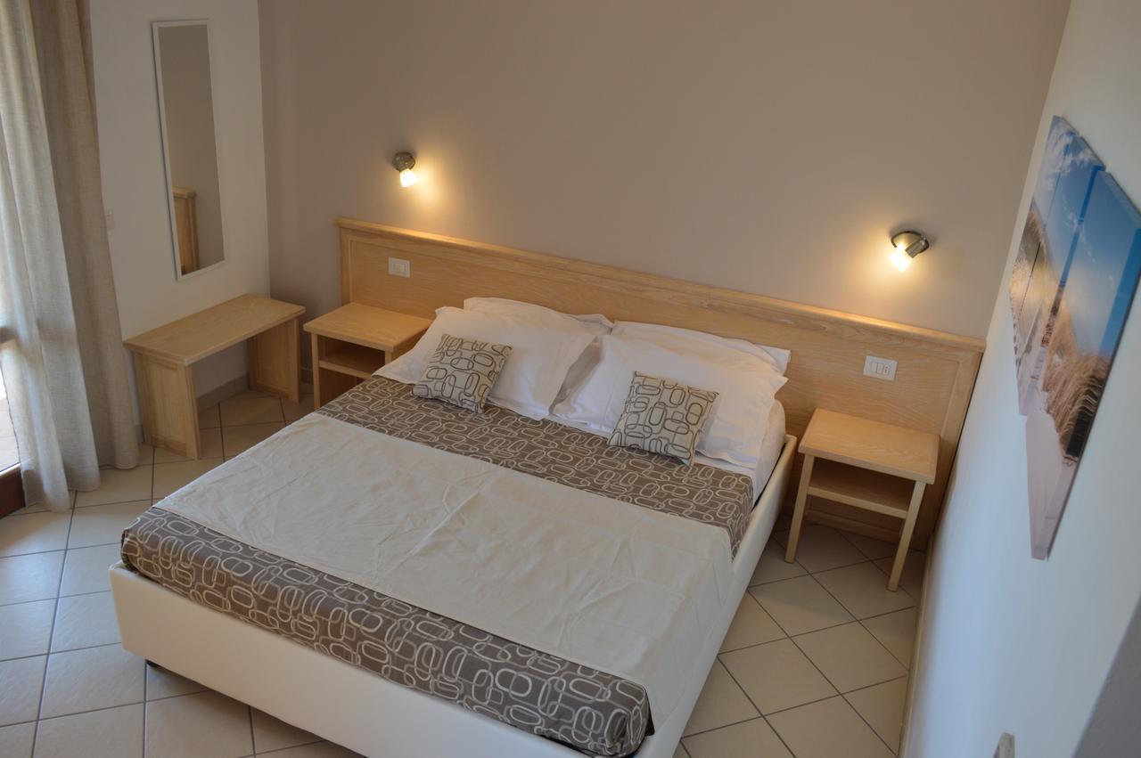 Guest Rooms Affittacamere Сан-Теодоро Екстер'єр фото