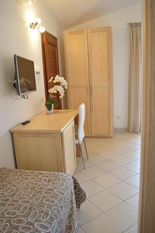 Guest Rooms Affittacamere Сан-Теодоро Екстер'єр фото