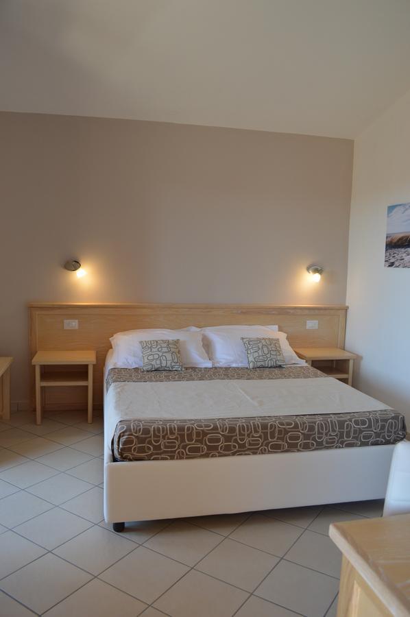 Guest Rooms Affittacamere Сан-Теодоро Екстер'єр фото