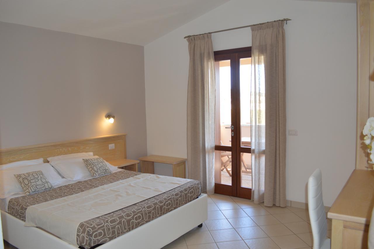 Guest Rooms Affittacamere Сан-Теодоро Екстер'єр фото