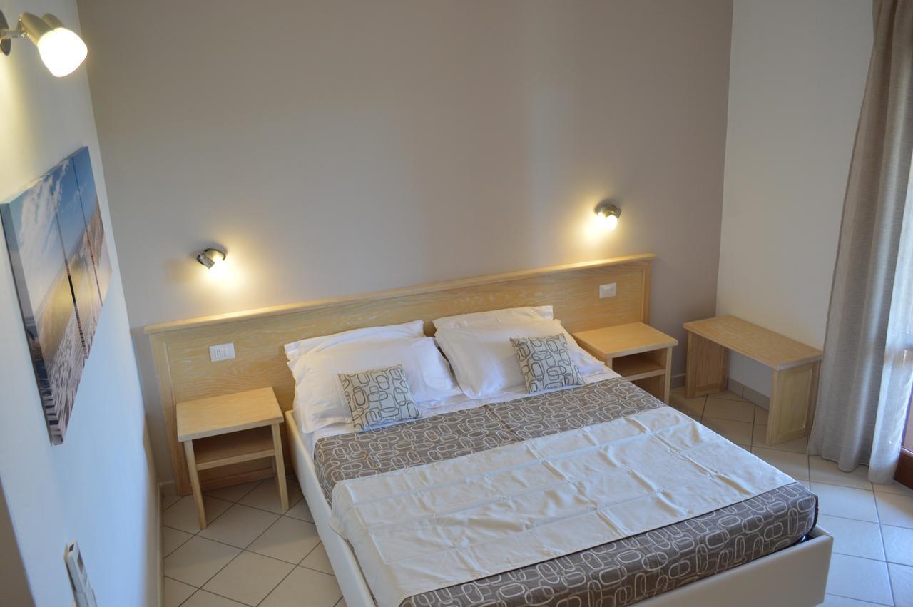 Guest Rooms Affittacamere Сан-Теодоро Екстер'єр фото